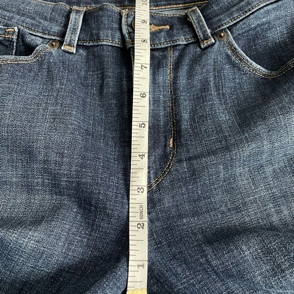 Womens Levi’s medium wash. Medium rise. Cropped. Size 6. Excellent condition. - Picture 7 of 9